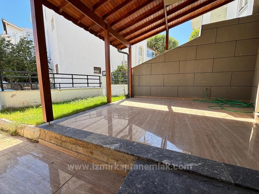 Brandneues 4+1-Zimmer-Triplexhaus In Menderes Özdere Zu Verkaufen, 50 M Vom Strand Entfernt, Mit Großem Garten