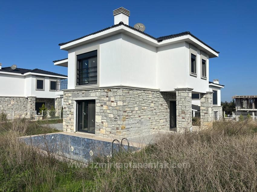 4+1 Freistehende Maisonette-Sommervilla Mit Pool In Seferihisar Akarca