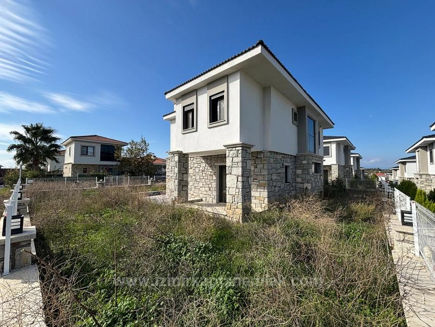 4+1 Freistehende Maisonette-Sommervilla Mit Pool In Seferihisar Akarca