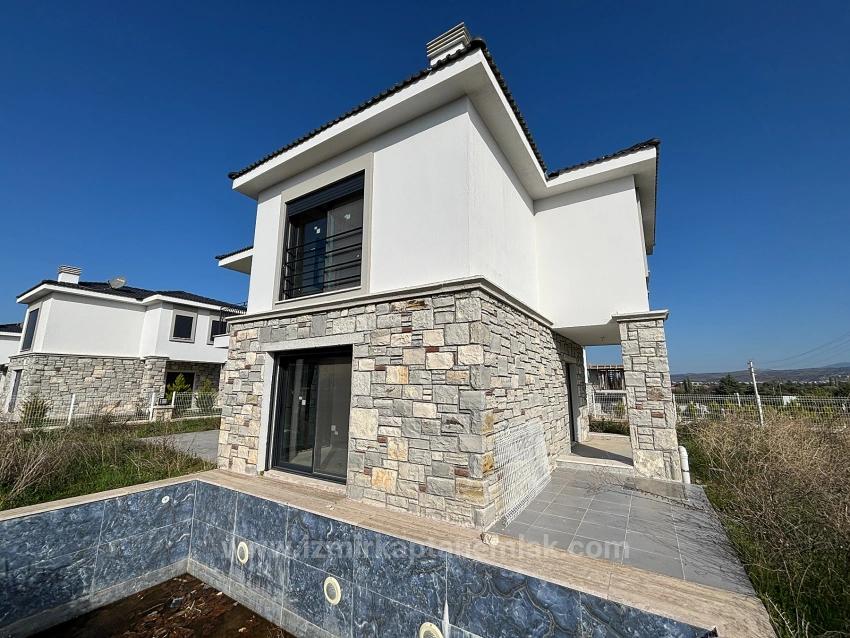 4+1 Freistehende Maisonette-Sommervilla Mit Pool In Seferihisar Akarca