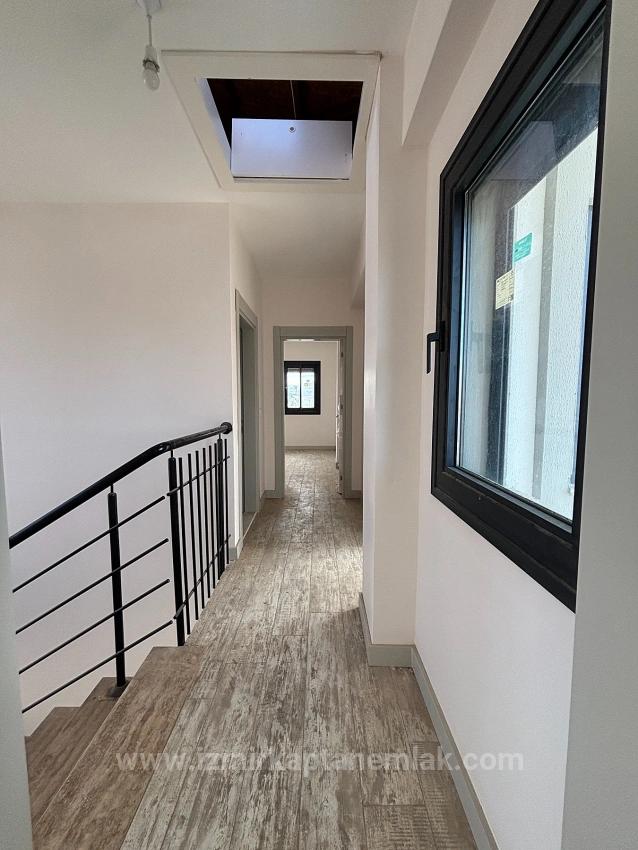 4+1 Freistehende Maisonette-Sommervilla Mit Pool In Seferihisar Akarca