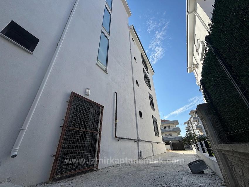 Penthouse-Wohnung Mit 2+1 Zimmern Und Geschlossener Küche In Seferihisar Camikebir