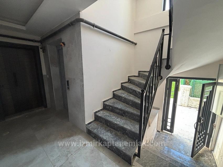 Penthouse-Wohnung Mit 2+1 Zimmern Und Geschlossener Küche In Seferihisar Camikebir