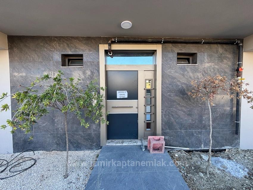 2+1 Erdgeschosswohnung Mit Großem Garten In Seferihisar Çolakibrahim, Izmir