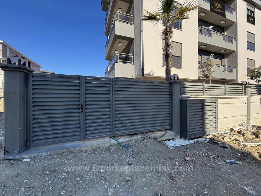 1+1 Erdgeschoss-Gartenwohnung In Izmir Seferihisar Çolakibrahim