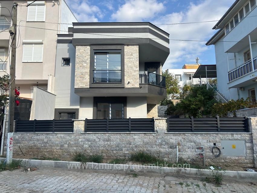 2+1 Villa Zum Verkauf 600 Meter Vom Meer Entfernt In Ürkmez, Seferihisar, Izmir