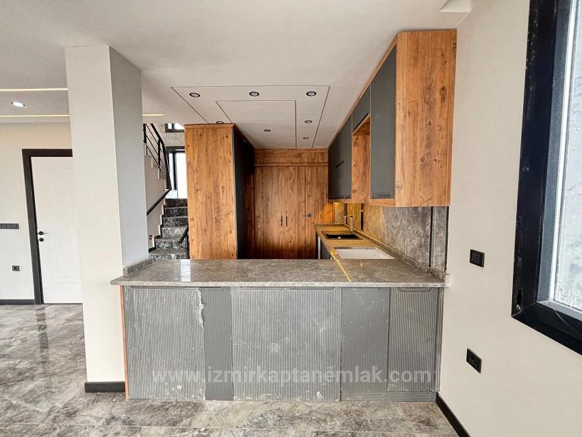 Ultraluxuriöse 4+1-Triplex-Villa Mit Freistehendem Großen Garten In İzmir Seferihisar Doğanbey