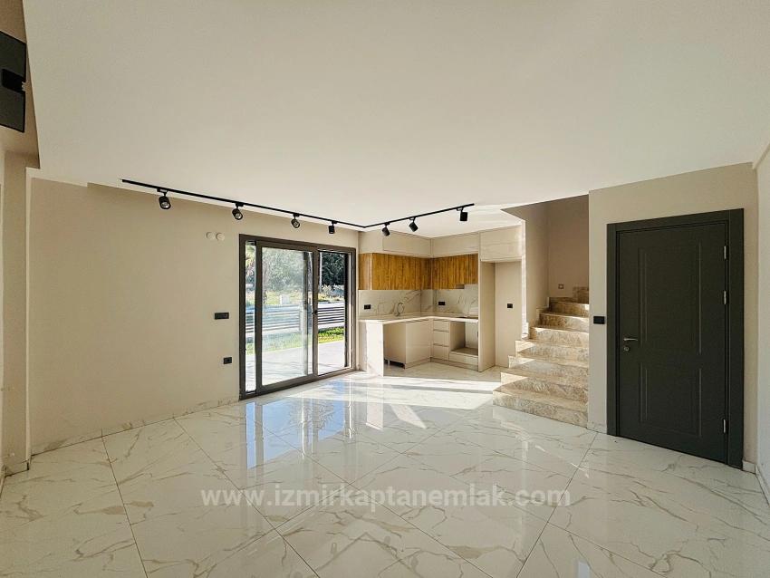 Dreifamilienhaus Mit 3+1 Bädern Und Separatem Grundbucheintrag, Direkt Am Meer Im Viertel Atatürk, Seferihisar, İzmir