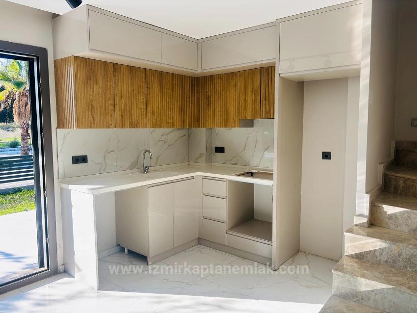 Dreifamilienhaus Mit 3+1 Bädern Und Separatem Grundbucheintrag, Direkt Am Meer Im Viertel Atatürk, Seferihisar, İzmir