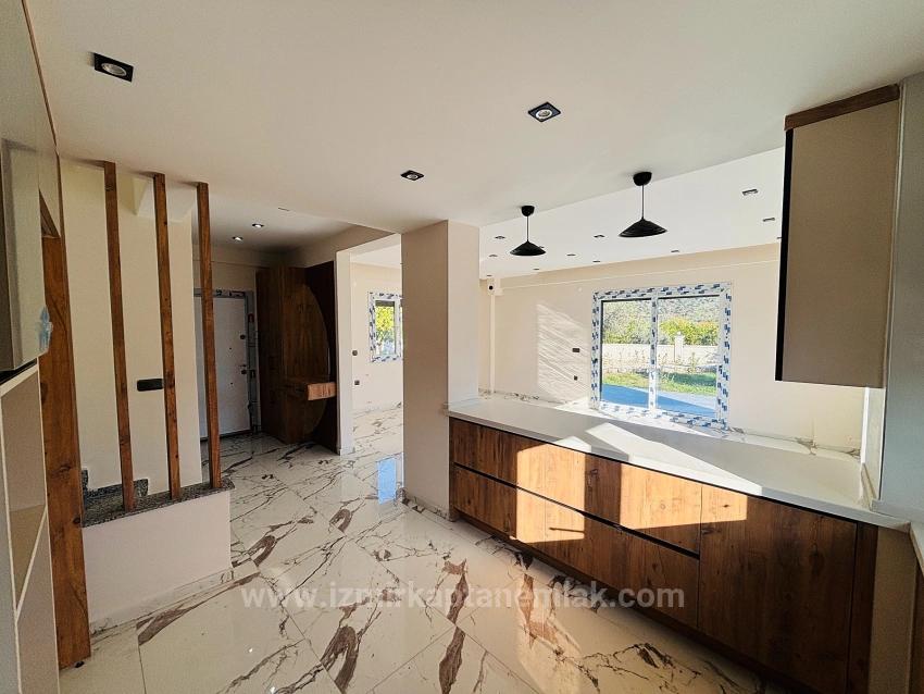 3+1-Maisonette-Villa In Einer Bewachten Wohnanlage Im Viertel Kavakdere, Seferihisar, Izmir