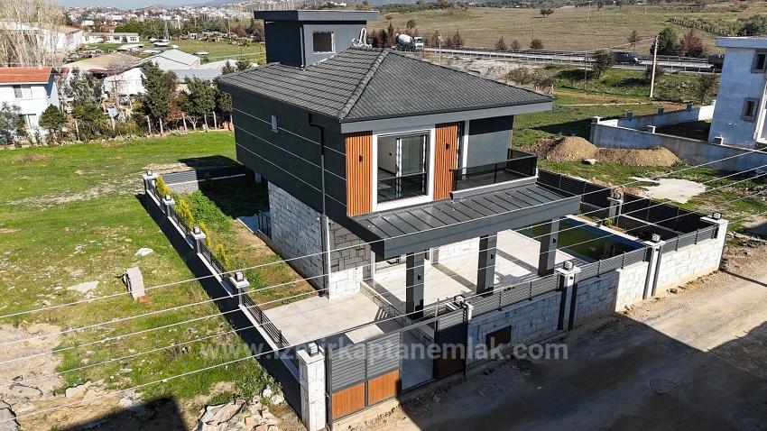 Freistehende Maisonette-Einzelvilla Mit Pool Im Stadtteil Düzce, Seferihisar, İzmir