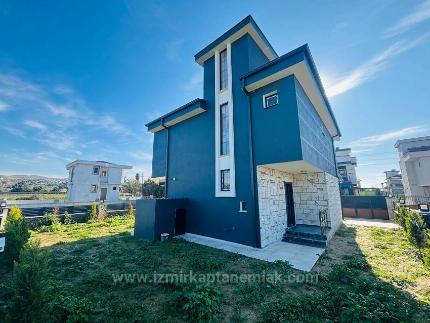Freistehende Maisonette-Einzelvilla Mit Pool Im Stadtteil Düzce, Seferihisar, İzmir