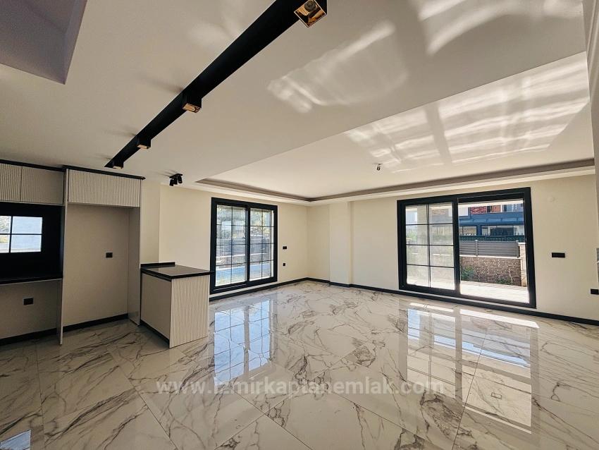 Freistehende Maisonette-Einzelvilla Mit Pool Im Stadtteil Düzce, Seferihisar, İzmir