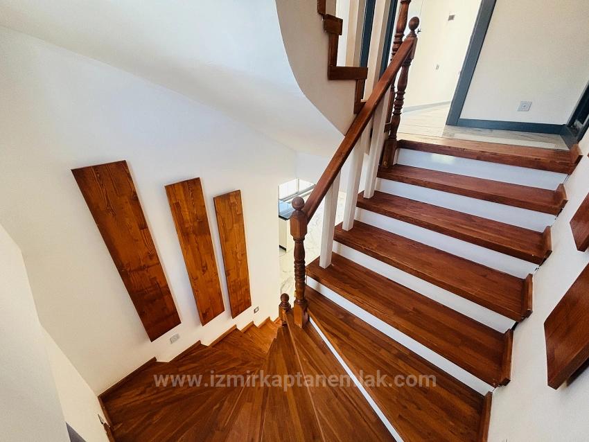 Freistehende Maisonette-Einzelvilla Mit Pool Im Stadtteil Düzce, Seferihisar, İzmir