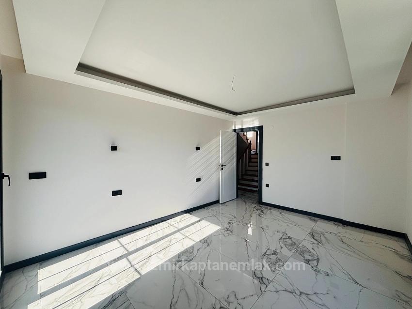 Freistehende Maisonette-Einzelvilla Mit Pool Im Stadtteil Düzce, Seferihisar, İzmir