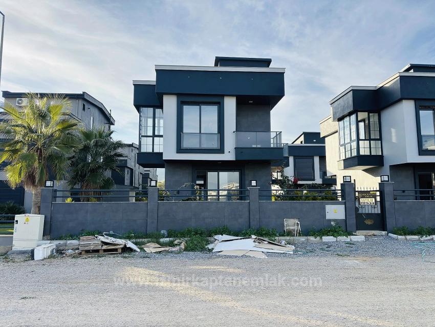 2+1 Villa Mit Großzügigem Garten In Einer Bewachten Wohnanlage Im Viertel Cumhuriyet, Seferihisar, Izmir