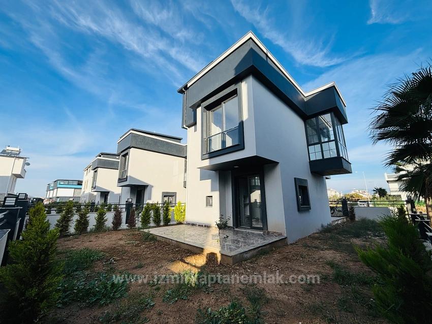 2+1 Villa Mit Großzügigem Garten In Einer Bewachten Wohnanlage Im Viertel Cumhuriyet, Seferihisar, Izmir