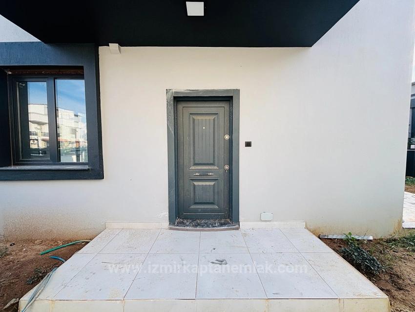 2+1 Villa Mit Großzügigem Garten In Einer Bewachten Wohnanlage Im Viertel Cumhuriyet, Seferihisar, Izmir