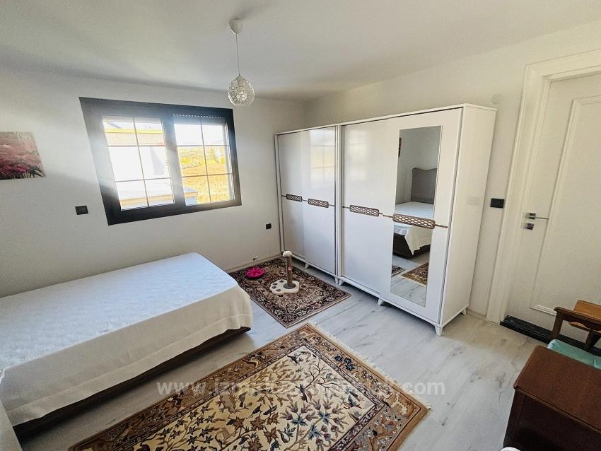 Freistehende Villa Mit 3+1 Schlafzimmern, Großem Garten Und Badezimmer En Suite In Jedem Schlafzimmer