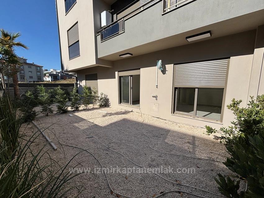 1+1 Erdgeschosswohnung Mit Garten In Çolakibrahim, Seferihisar, İzmir