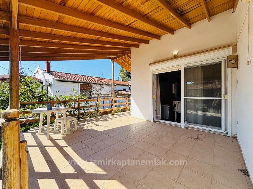 2+1 Freistehende Villa Auf Einem Grundstück In Izmir Seferihisar Cumhuriyet, 200 M Vom Meer Entfernt