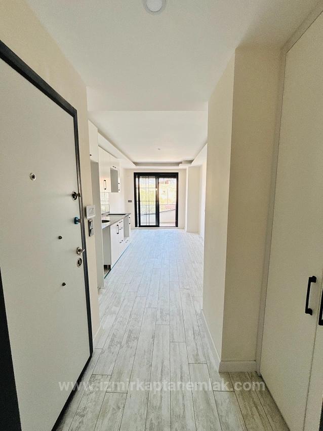 Renovierte 2+1-Wohnung Zum Verkauf In Der Deniz-Straße, Payamlı-Viertel, Seferihisar, Izmir.