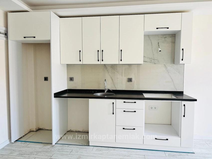 Renovierte 2+1-Wohnung Zum Verkauf In Der Deniz-Straße, Payamlı-Viertel, Seferihisar, Izmir.