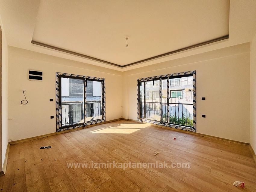 2+1 Villa Mit Garten Zum Verkauf Im Dorf Payamlı, Seferihisar, İzmir