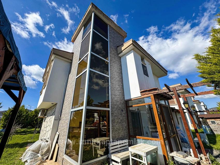 3+1 Villa Zum Verkauf In Einer Bewachten Wohnanlage Mit Swimmingpool Im Stadtteil Cumhuriyet, Seferihisar, Izmir.