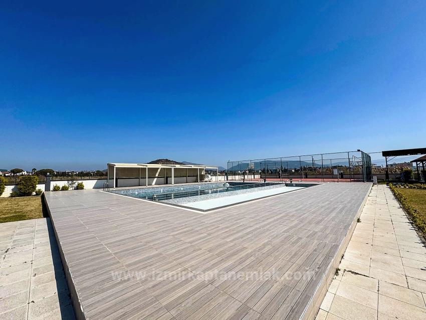 1+1-Apartment Zum Verkauf In Einer Anlage Mit Swimmingpool In Bengiler, Seferihisar, Izmir.
