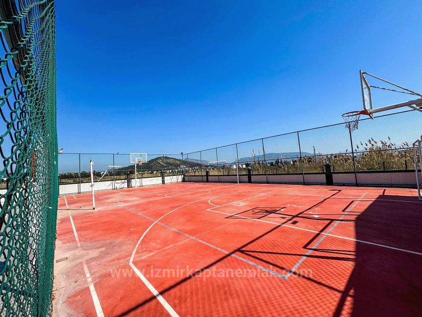 1+1-Apartment Zum Verkauf In Einer Anlage Mit Swimmingpool In Bengiler, Seferihisar, Izmir.