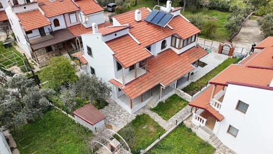 3+1-zimmer-villa Zum Verkauf Im Stadtteil Payamlı, Seferihisar, İzmir, 200 M Vom Meer Entfernt, Mit Großem Garten