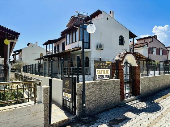 3+1-zimmer-villa Zum Verkauf Im Stadtteil Payamlı, Seferihisar, İzmir, 200 M Vom Meer Entfernt, Mit Großem Garten