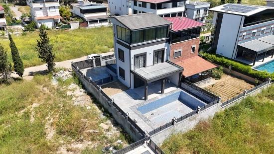 3+1 Freistehende Villa Mit Pool Zum Verkauf Im Stadtteil Cumhuriyet, Seferihisar, Izmir