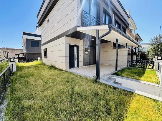 Doppelhaushälfte Zum Verkauf Im Stadtteil Payamlı, Seferihisar, İzmir, 350 M Vom Meer Entfernt, 3+1-zimmer-aufteilung.