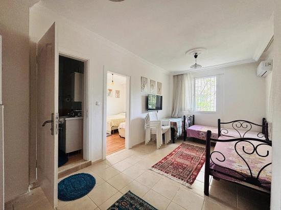 Erdgeschosswohnung (1+1) Mit Meerblick Im Stadtteil Bengiler, Seferihisar, Izmir Zu Verkaufen.