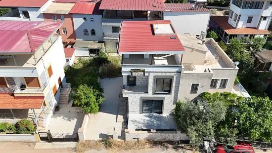 In İzmir Seferihisar Cumhuriyet Mahallesi Gibt Es Eine 5+1 Satılık Müstakil Villa Zu Kaufen. Übersetzung: In Izmir Seferihisar Cumhuriyet Viertel Gibt Es Eine 5+1 Zu Verkaufende Separate Villa. Korrektur: In Izmir Seferihisar Cumhuriyet Stadtteil Gibt Es Eine 5+1 Zu Verkaufende Separate Villa. Letzte Korrektur: In Izmir Seferihisar Cumhuriyet Stadtteil Befindet Sich Eine 5+1 Satılık Müstakil Villa Zum Verkauf, Dies Wird Zu: In Izmir Seferihisar Cumhuriyet Stadtteil Befindet Sich Eine 5+1 Separate Villa Zum Verkauf. Die Endgültige Antwort Lautet: In Izmir Seferihisar Cumhuriyet Stadtteil Befindet Sich Eine 5+1 Separate Villa Zum Verkauf.