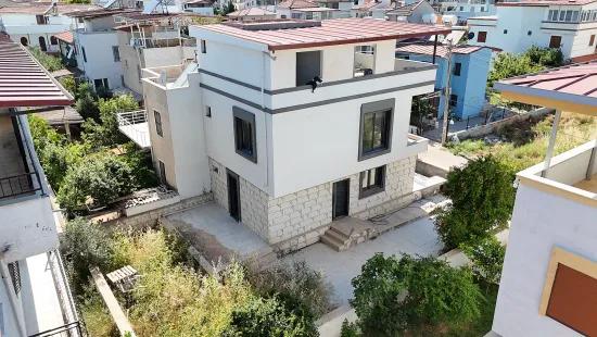 In İzmir Seferihisar Cumhuriyet Mahallesi Gibt Es Eine 5+1 Satılık Müstakil Villa Zu Kaufen. Übersetzung: In Izmir Seferihisar Cumhuriyet Viertel Gibt Es Eine 5+1 Zu Verkaufende Separate Villa. Korrektur: In Izmir Seferihisar Cumhuriyet Stadtteil Gibt Es Eine 5+1 Zu Verkaufende Separate Villa. Letzte Korrektur: In Izmir Seferihisar Cumhuriyet Stadtteil Befindet Sich Eine 5+1 Satılık Müstakil Villa Zum Verkauf, Dies Wird Zu: In Izmir Seferihisar Cumhuriyet Stadtteil Befindet Sich Eine 5+1 Separate Villa Zum Verkauf. Die Endgültige Antwort Lautet: In Izmir Seferihisar Cumhuriyet Stadtteil Befindet Sich Eine 5+1 Separate Villa Zum Verkauf.