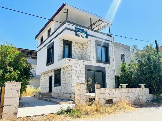 In İzmir Seferihisar Cumhuriyet Mahallesi Gibt Es Eine 5+1 Satılık Müstakil Villa Zu Kaufen. Übersetzung: In Izmir Seferihisar Cumhuriyet Viertel Gibt Es Eine 5+1 Zu Verkaufende Separate Villa. Korrektur: In Izmir Seferihisar Cumhuriyet Stadtteil Gibt Es Eine 5+1 Zu Verkaufende Separate Villa. Letzte Korrektur: In Izmir Seferihisar Cumhuriyet Stadtteil Befindet Sich Eine 5+1 Satılık Müstakil Villa Zum Verkauf, Dies Wird Zu: In Izmir Seferihisar Cumhuriyet Stadtteil Befindet Sich Eine 5+1 Separate Villa Zum Verkauf. Die Endgültige Antwort Lautet: In Izmir Seferihisar Cumhuriyet Stadtteil Befindet Sich Eine 5+1 Separate Villa Zum Verkauf.