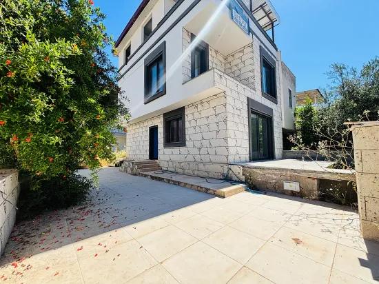 In İzmir Seferihisar Cumhuriyet Mahallesi Gibt Es Eine 5+1 Satılık Müstakil Villa Zu Kaufen. Übersetzung: In Izmir Seferihisar Cumhuriyet Viertel Gibt Es Eine 5+1 Zu Verkaufende Separate Villa. Korrektur: In Izmir Seferihisar Cumhuriyet Stadtteil Gibt Es Eine 5+1 Zu Verkaufende Separate Villa. Letzte Korrektur: In Izmir Seferihisar Cumhuriyet Stadtteil Befindet Sich Eine 5+1 Satılık Müstakil Villa Zum Verkauf, Dies Wird Zu: In Izmir Seferihisar Cumhuriyet Stadtteil Befindet Sich Eine 5+1 Separate Villa Zum Verkauf. Die Endgültige Antwort Lautet: In Izmir Seferihisar Cumhuriyet Stadtteil Befindet Sich Eine 5+1 Separate Villa Zum Verkauf.