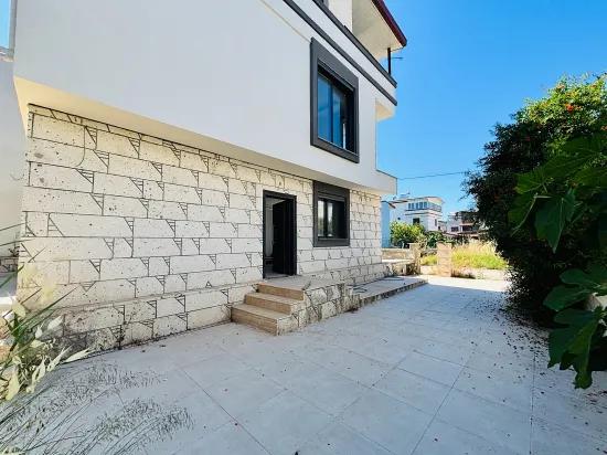 In İzmir Seferihisar Cumhuriyet Mahallesi Gibt Es Eine 5+1 Satılık Müstakil Villa Zu Kaufen. Übersetzung: In Izmir Seferihisar Cumhuriyet Viertel Gibt Es Eine 5+1 Zu Verkaufende Separate Villa. Korrektur: In Izmir Seferihisar Cumhuriyet Stadtteil Gibt Es Eine 5+1 Zu Verkaufende Separate Villa. Letzte Korrektur: In Izmir Seferihisar Cumhuriyet Stadtteil Befindet Sich Eine 5+1 Satılık Müstakil Villa Zum Verkauf, Dies Wird Zu: In Izmir Seferihisar Cumhuriyet Stadtteil Befindet Sich Eine 5+1 Separate Villa Zum Verkauf. Die Endgültige Antwort Lautet: In Izmir Seferihisar Cumhuriyet Stadtteil Befindet Sich Eine 5+1 Separate Villa Zum Verkauf.