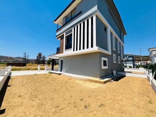 İzmir Seferihisar Cumhuriyet Viertel In Einem Geräumigen Gartengrundstück 3+1 Zu Verkaufende Doppelvilla