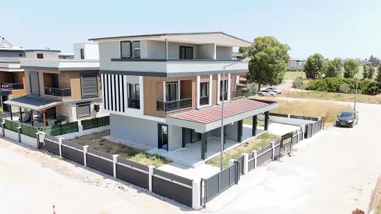 İzmir Seferihisar Cumhuriyet Viertel In Einem Geräumigen Gartengrundstück 3+1 Zu Verkaufende Doppelvilla