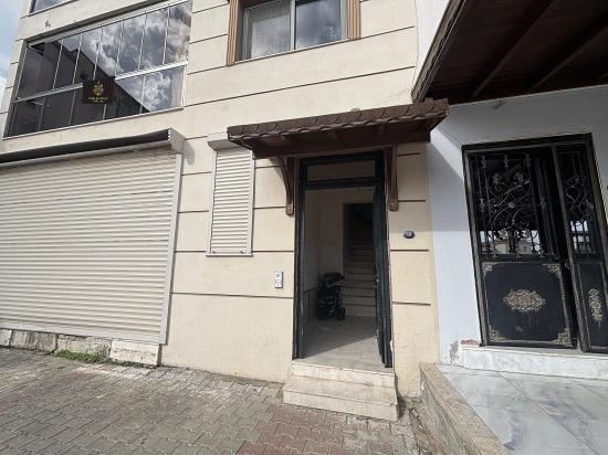 2+1-Zimmer-Wohnung Im Mittleren Stockwerk An Der Straße In Bengiler, Seferihisar