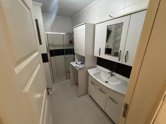 2+1-Zimmer-Wohnung Im Mittleren Stockwerk An Der Straße In Bengiler, Seferihisar