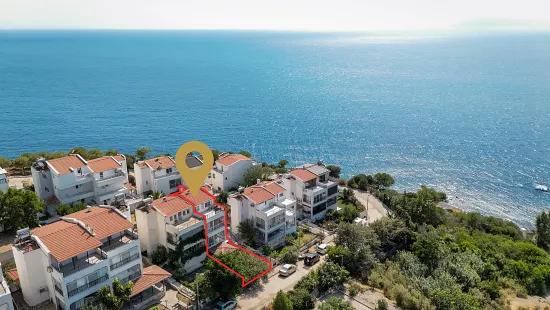 In der İzmir Seferihisar Tepecik Güneşli Kent Sitesi befindet sich eine vollständig mit Meerblick ausgestattete 4+2 zu verkaufende Villa