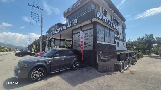 Ein Großer Coupon-Shop Steht Am Belebtesten Ort In Ürkmez Zum Verkauf.