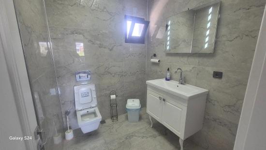 Ein Großer Coupon-Shop Steht Am Belebtesten Ort In Ürkmez Zum Verkauf.