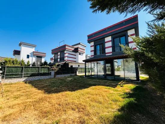 In İzmir Seferihisar Cumhuriyet Viertel mit gemeinsamem Eingang 3+1 zu verkaufen freistehende Villa