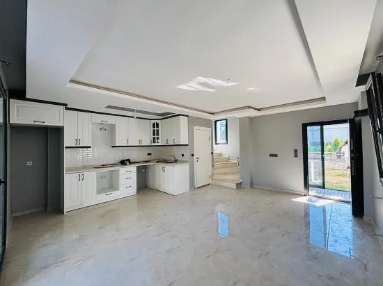 In İzmir Seferihisar Cumhuriyet Viertel mit gemeinsamem Eingang 3+1 zu verkaufen freistehende Villa